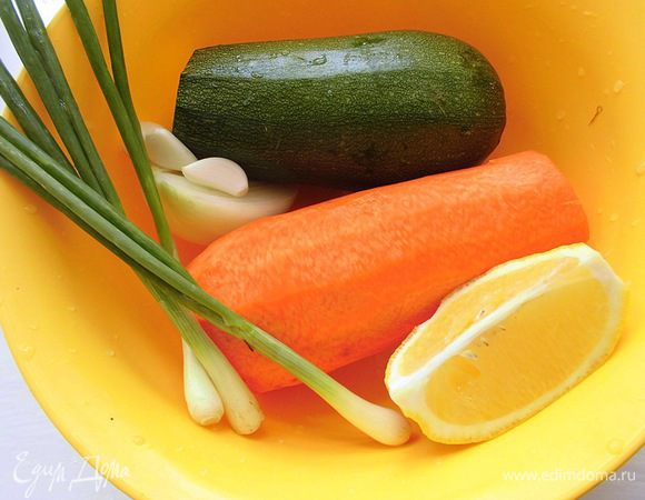 Вымыть и очистить овощи. Удалить семена из острого перца. Количество овощей у меня меняется практически каждый раз, потому что, например, кабачок может быть большего или меньшего размера. Обычно я кладу маленький кабачок, но тут он средний. Лимона должно быть 1/2 штуки, если он небольшой, или 1/4, если крупный. 