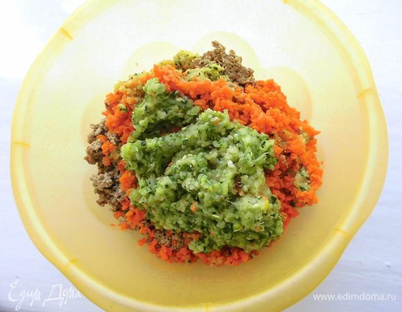 Слить воду с изюма и семечек, а затем промыть их. Пропустить через мясорубку все ингредиенты, кроме пряностей и льна. Для большей однородности лучше измельчить все 2 раза. 