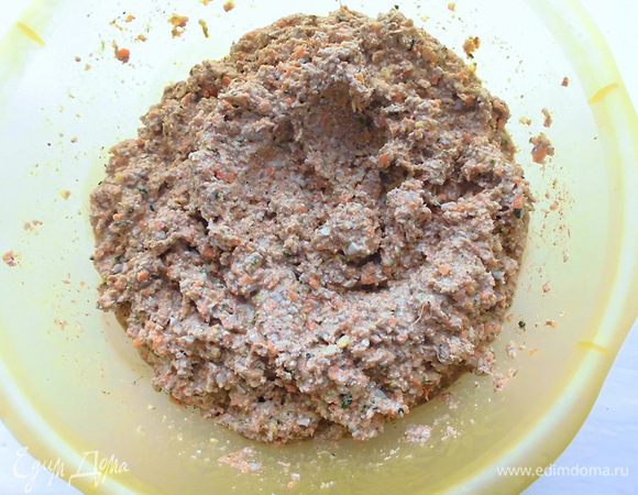 Добавить черный перец, соль, паприку, и частями ввести перемолотый лён. Постепенно вливать воду. Лён очень хорошо набухает, поэтому не бойтесь добавлять больше воды, она впитывается довольно быстро. Количество воды зависит от сочности овощей. В целом "тесто" должно получится средней плотности: не слишком густым, но и не жидким. 