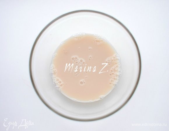 В теплой воде развести 1 ч.л. сахара. Всыпать дрожжи (я использовала "D. Oetker". Дать им "ожить".