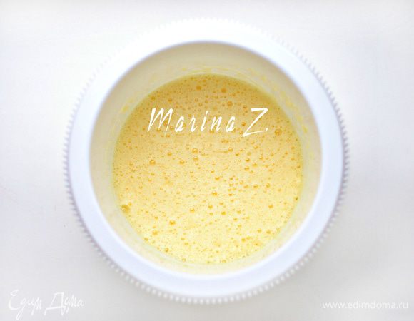 В отдельной емкости взбить 3 яйца с солью и сахаром. 1 яйцо идет на смазывание пирога.