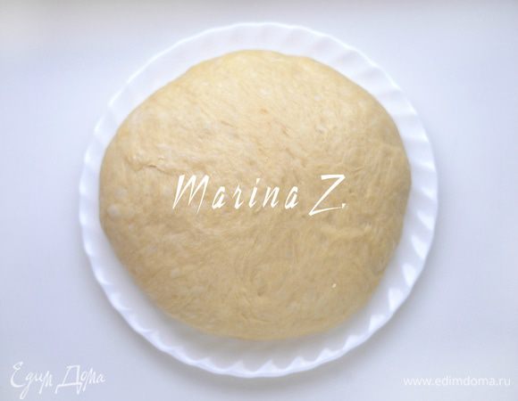   Я замешивала тесто в хлебопечке, но можно, конечно, это сделать и вручную.
  В теплые сливки добавить "ожившие" дрожжи и взбитые яйца. Всего в тесто идет 900 г муки, 50 г на подсыпку. Добавить 2/3 просеянной муки и растительное масло. Включить хлебопечку в режим "Тесто". Оставшуюся муку подсыпаете постепенно, контролируя консистенцию теста. Важно не пересыпать муку, чтобы не забить тесто, в этом случае готовая выпечка не будет воздушной. Количество муки может разниться +- 70 г, в зависимости от количества в муке клейковины, от ее качества. Тесто быстро и хорошо подходит. Очень воздушное, не липнет к рукам, с ним приятно работать. 
Если замес делаете руками, то порядок тот же. После подъема теста (увеличения в 2 раза), подбить, дать подойти еще раз. Этот процесс занимает примерно 1 ч. 30 мин. 