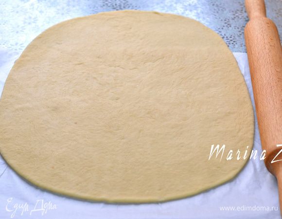 Тесто выложить на рабочую поверхность, обмять руками. Отделить 1/3 , этого хватит на 1 средний пирог (чтобы поместился на противне). Раскатать в овал, положить на пергамент для выпечки.