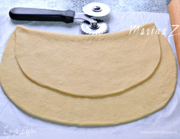Определиться с формой пирога, слегка наметив границы, чтобы удобно было класть начинку.