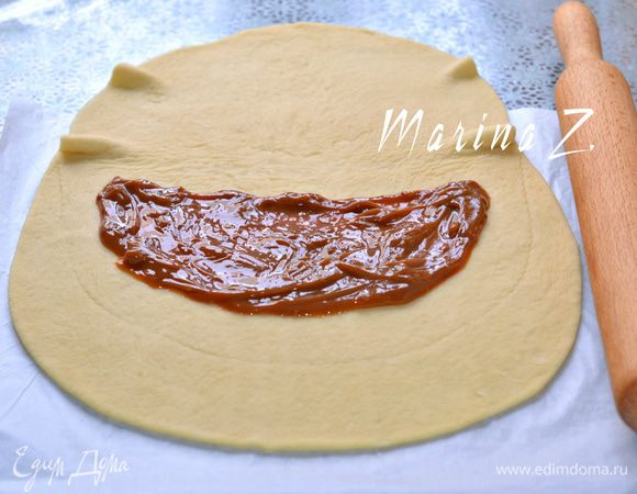 Выкладываем начинку. Она может быть любой. У меня вареное сгущенное молоко. 