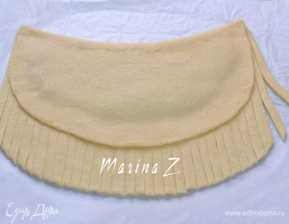 Края режем на полоски произвольной ширины. А край теста, которым прикрыли начинку, придавливаем. Я это делала рукояткой ножа.