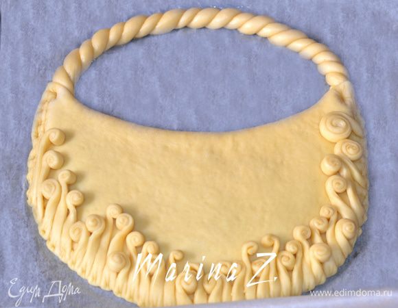 Из 2-х кусочков теста скатать жгуты, переплести, сделать ручку для "сумочки". Поставить в теплое место на расстойку, прикрыв льняной салфеткой. Примерно на 30 мин. Я ставлю в духовку при 50 гр. и не накрываю.
Подошедший пирог смазать смесью из яйца, 2 ч.л. молока и 1 ч.л. сахара.
