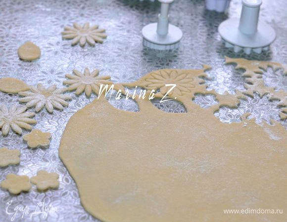 Выпекать в заранее разогретой духовке при 180 гр примерно 25 мин - до румяного цвета.
Пока пирог печётся, готовим украшение. Тесто раскатать очень тонко. Плунжерами вырезать цветы и листья. 
