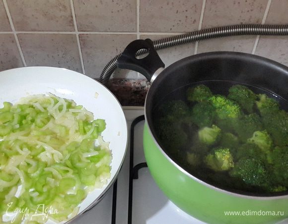 Репчатый лук режем на четверть кольца, сельдерей дольками и обжариваем их вместе на оливковом масле до мягкости. Параллельно моем брокколи, разбираем на соцветия и бланшируем 7 минут.