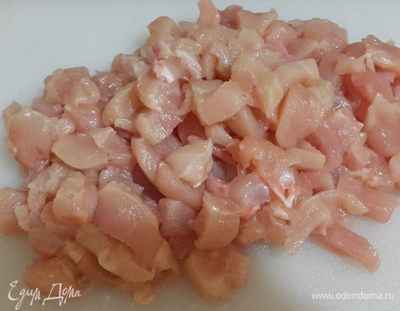 Куриные грудки моем, обсушиваем и режем небольшими кусочками.