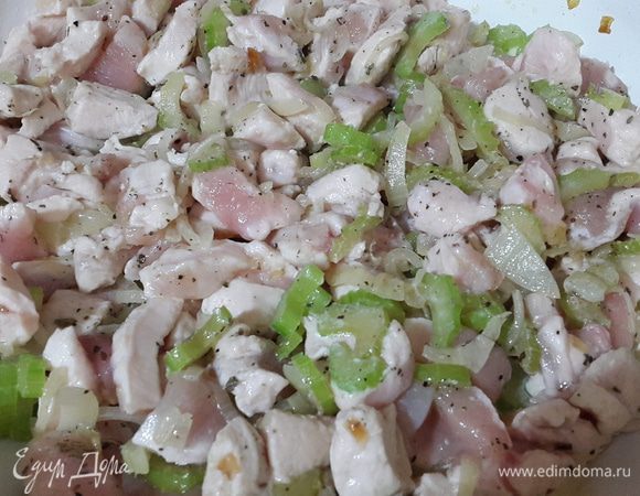 Отправляем курицу к луку с сельдереем, тушим, периодически помешивая. Солим, перчим, добавляем сушеный базилик и тушим на небольшом огне до выпаривания жидкости.