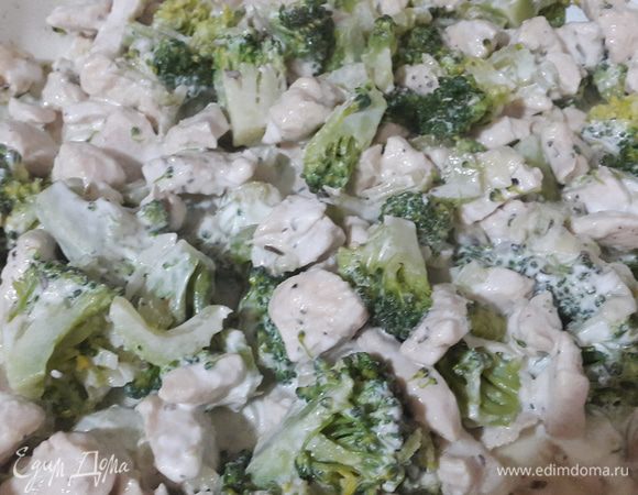 Когда жидкости из курицы выпарилась, добавляем брокколи и сыр, аккуратно перемешиваем, немного солим, накрываем крышкой и тушим на медленном огне примерно 10 минут.