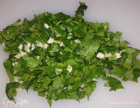 Петрушку и чеснок мелко рубим и смешиваем между собой.