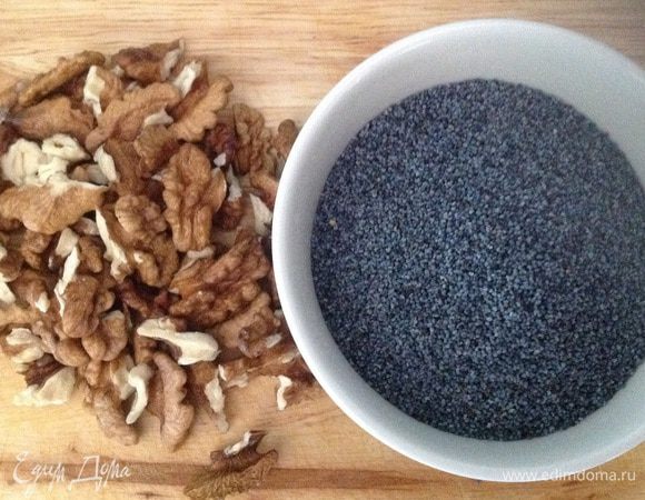 Грецкие орехи измельчаем блендером до состояния муки. Затем добавляем мак и продолжаем измельчать до состояния пасты.