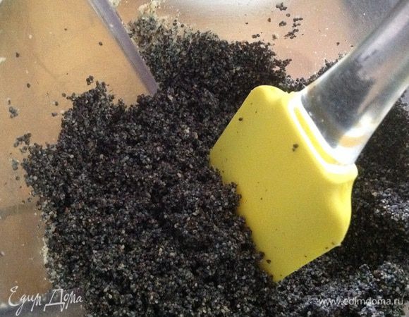 Равномерно перемешиваем маково-ореховую пасту.
