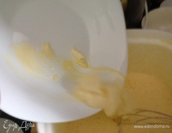 Добавляем размягченное сливочное масло и взбиваем до однородности.