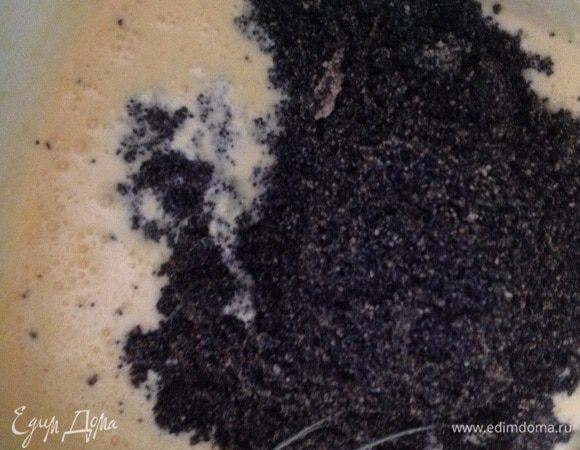 Смешиваем маково-ореховую пасту с яичной массой и взбиваем еще пару минут. Масса получается однородная, достаточно жидкая, текучая.