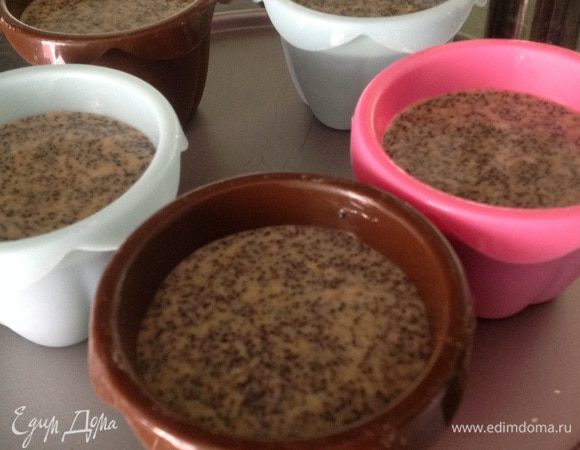 Разогреваем духовку до 160С. Смазываем формочки для кексов сливочным маслом и заполняем каждую примерно на 75 грамм. Отправляем кексы в духовку на 15 минут. Тем временем готовим пропитку: разводим 50г сахара в 100г воды, доводим до кипения, добавляем ликёр и снова доводим до кипения. Кстати, ликёр можно использовать любой на ваш вкус!