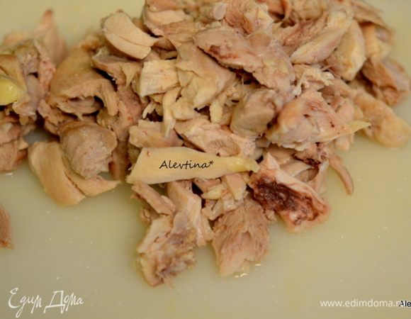 Затем куриные кусочки достанем шумовкой. Снимем кожицу, она нам не нужна, уберем кость и мясо порежем кусочками. У меня количество всех ингредиентов чуть меньше, чем по рецепту.