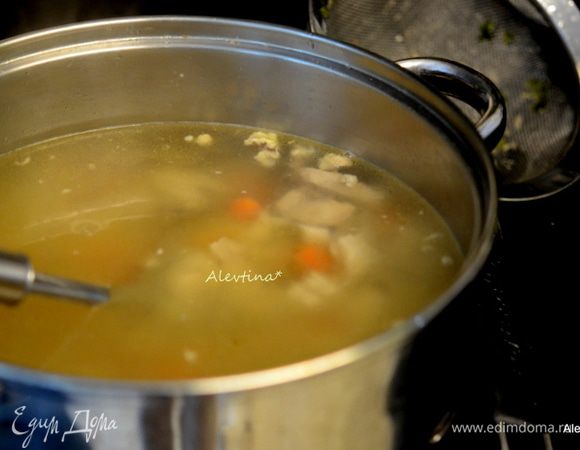 Петрушку, сельдерей, луковички выложить из бульона, они нам больше не нужны, бульон процедить, морковь порежем небольшими кусочками.