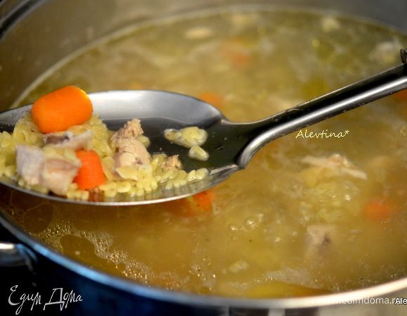 Вернем в процеженный бульон кусочки куриные, морковь, добавим суповые макаронные мелкие изделия и готовим еще, как сказано на вашей упаковке .