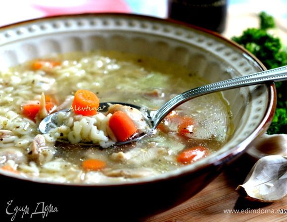 Готовый суп разлить по тарелкам, посолить и поперчить. Используйте, если имеется специю соль с приправами, это очень вкусно.