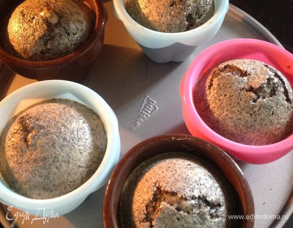 Через 10-15 минут, когда маффины начнут "раскрываться", открываем духовку и поливаем сиропом наши кексики, буквально по чайной ложечке на каждый. И выпекаем еще 10 минут. Горячие маффины легко вынимаются из формочек, так что долго не ждём, угощаемся!