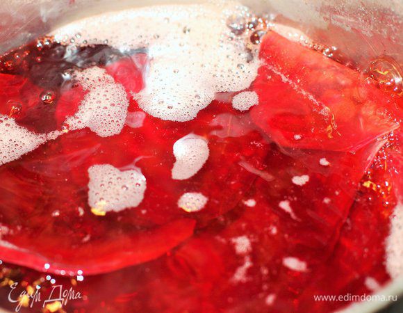 Свеклу помыть и очистить от кожуры. Нарезать тонкими ломтиками. Я резала ножом очень тонко. Вы можете использовать овощерезку или, как я, нож. Кому как удобно.
Налейте в кастрюлю воду и добавьте соль. В кипящую воду добавьте небольшое количество ломтиков и варите 3 минуты.