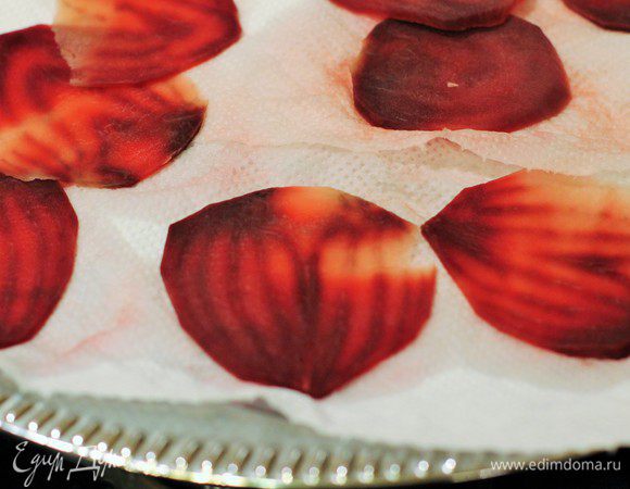 Подготовьте заранее бумажные полотенца. Достаньте ломтики с помощью шумовки и выложите на полотенце, чтобы промокнуть и удалить влагу. 
Варите следующую партию ломтиков в этой же воде. При необходимости добавьте немного воды или немного соли. Мне не пришлось добавлять ни того, ни другого.