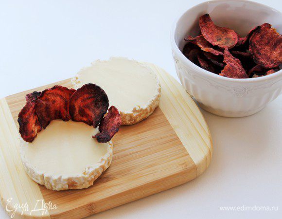 Разрезаем сыр камамбер пополам. Размещаем чипсы по периметру сыра в виде розы.