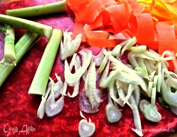 Нарезать фенхель тонко. Фенхель мне нравится за тонкий ореховый аромат и хруст!