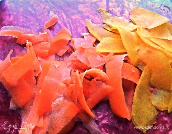 Морковь и тыкву нарезать на слайсы овощечисткой. Морковка должна быть очень сочной, а тыква у меня мускатная, её ещё называют ореховой, которую можно кушать сырой!