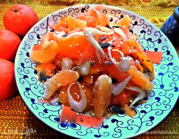 Мандарины очистить от плёнок и положить на овощи.