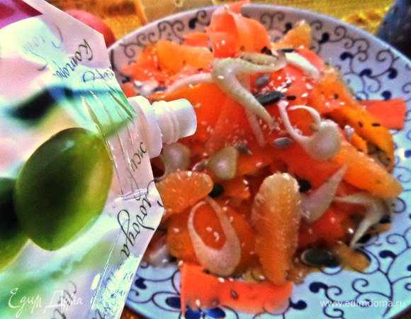 Для заправки смешать немного майонеза с йогуртом, соком лимона и добавить отруби для связки и пользы. Полить сверху хаотично на салатик.