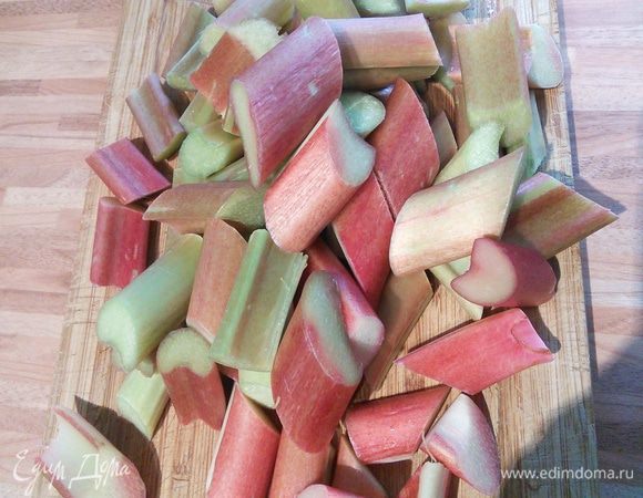 Ревень вымойте, с молодого ревеня я шкурку не снимаю, она отлично запекается, а ревень сохраняет свой нежный, розовый цвет. Порежьте ревень на небольшие брусочки. Включите разогреваться духовку на 200°. Формочки смажьте маслом. 