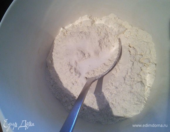 Смешайте муку с  разрыхлителем.