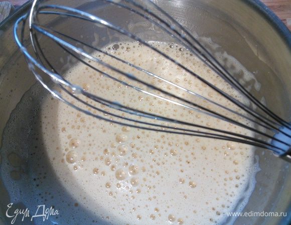 Яйца (среднего размера) взбейте с 8 ст л  сахара, солью, щепоткой корицы  и мёдом в светлую, крепкую пену. 