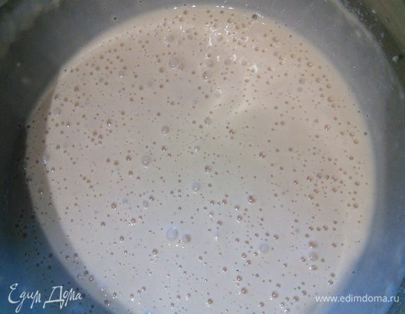 При постоянном взбивании влейте постепенно молоко, введите муку. Я вводила частями молоко, чередуя с мукой. 