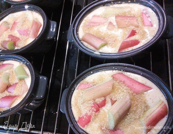 Распределите тесто по формочкам, сверху выложите кусочки ревеня, его входит много, посыпьте оставшимся сахаром. Формочки поставьте на решётку и запекайте 25 - 30 мин до золотистого цвета. 