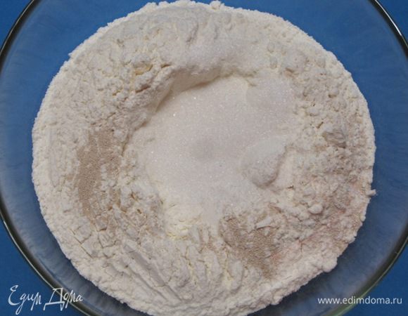 Всыпать соль и сахар.