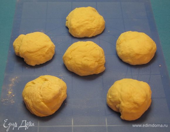 Подошедшее тесто разделить на 6 частей, скатать в шарики.