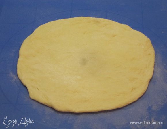 Из каждой части теста раскатать лепешку.