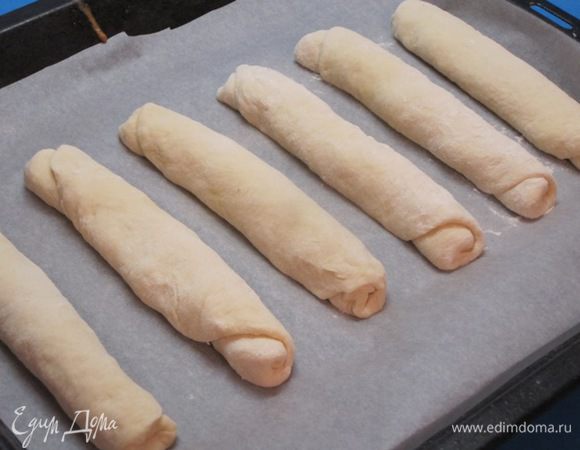 Выложить на противень, выстланный бумагой для выпечки, накрыть пищевой пленкой и оставить на 30 минут.