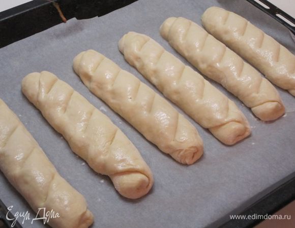 Смазать молоком, можно слегка взбитым желтком.