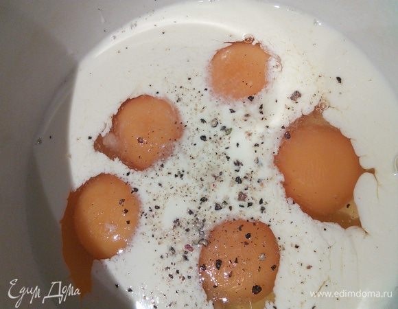 Для яичницы болтуньи смешать яйца, сливки, натёртый сыр с солью и перцем.    На сковородке при постоянном помешивании пожарить болтунью (яичницу жарьте на среднем огне, постоянно подбирая её со дна сковороды, не давая ей пригореть),  болтунья получается нежной и сочной. Так как она ещё будет запекаться в духовке, пусть она останется чуть влажной, притрусить болтунью рубленными укропом. 