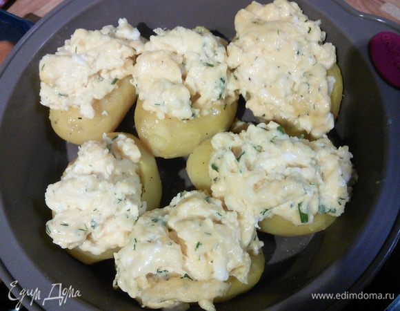 Картошку сбрызните маслом и  разогрейте в духовке  в течении 10 мин, заполните её яичницей и запекайте ещё 10 мин. Тут уместно распорядиться, чтобы домашние накрывали на стол, а Вы тем временем разберите лосось на сегменты. 