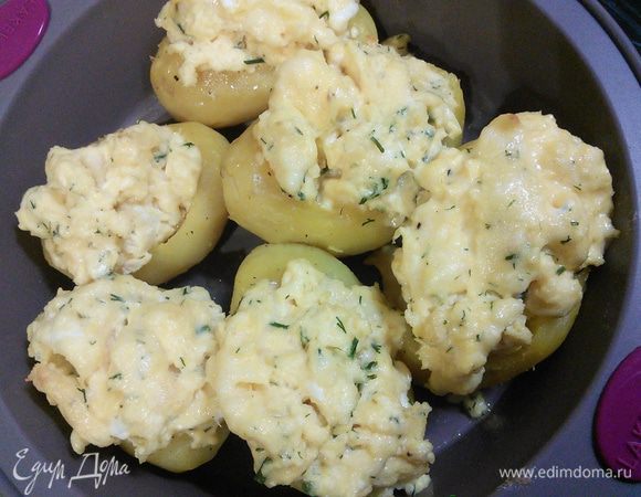 Картошечку посолите, поперчите и выложите на неё лосось, украсьте укропом. Сюда подойдут сметана, майонез, йогурт или смесь этих соусов, сдобренная зеленью, чесноком. Фантазируйте, я подавала со свежим хрустящими салатом. 