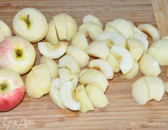Включить разогреваться духовку до 180 градусов. 
Яблоки, лучше небольшого размера, сортов с явной кислинкой (у меня ранетки из маминого сада), очистить от кожуры. Разделить пополам, удалить серединку и разрезать еще на 3 части. Можно сбрызнуть лимонным соком, чтобы яблочки не потемнели.