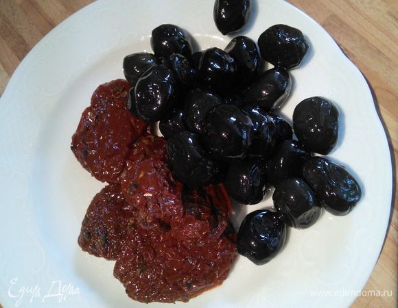 Духовку разогреваем до 210°. Оливки и помидоры мелко рубим. 