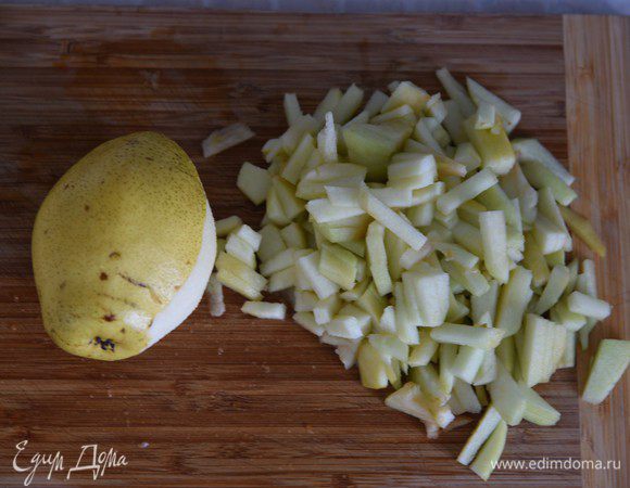 Пока займемся начинкой для пирога, которую будем укладывать в рулетики из теста фило. 
Яблоки и груши почистить и нарезать мелкой соломкой. Плоды надо брать спелые, но твердые, чтобы они не разварились в кашицу.
